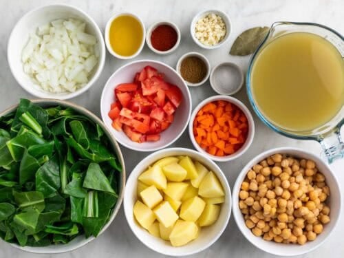 Ingredientes para hacer garbanzos con acelgas.