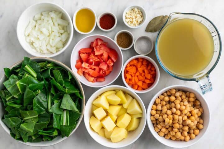 Ingredientes para hacer garbanzos con acelgas.