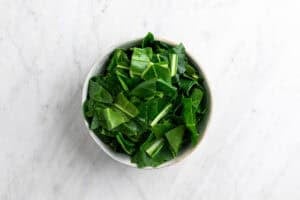 Acelgas troceadas en un bol.