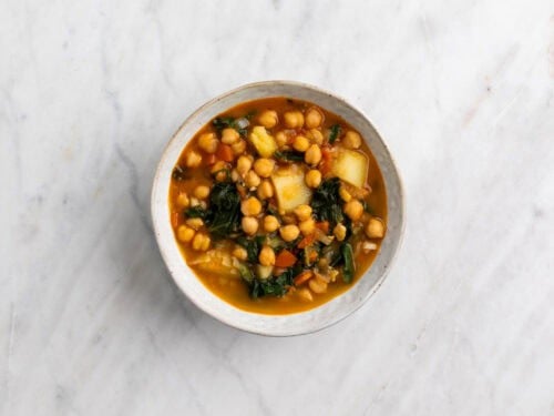 Garbanzos con acelgas en un bol.