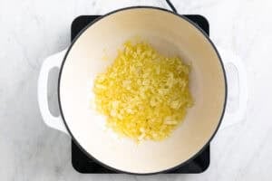 Cebolla salteada en una olla.