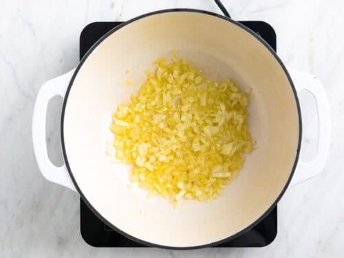 Cebolla salteada en una olla.