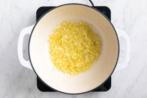 Cebolla y ajo salteados en una olla.