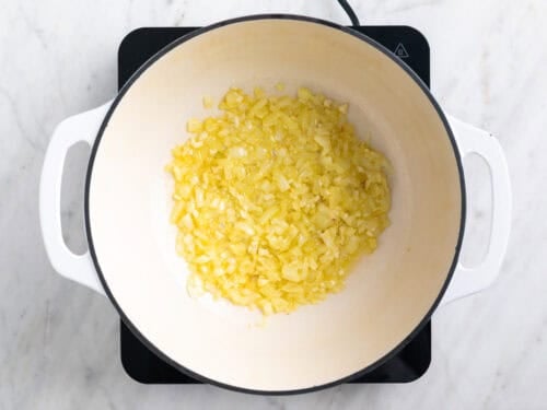 Cebolla y ajo salteados en una olla.