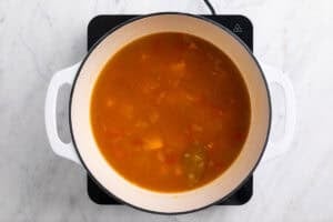 Sofrito con patatas, zanahoria, caldo, laurel y especias.