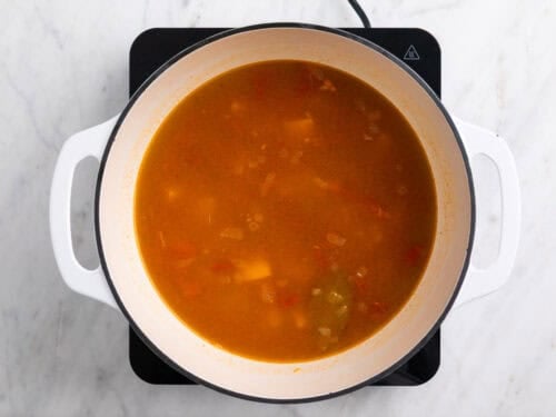 Sofrito con patatas, zanahoria, caldo, laurel y especias.