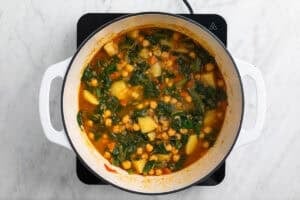 Guiso de garbanzos con acelgas ya cocinado.