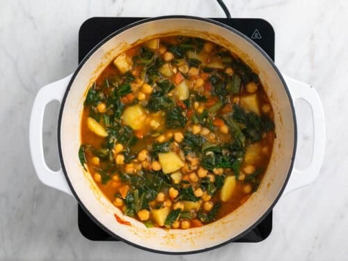 Guiso de garbanzos con acelgas ya cocinado.