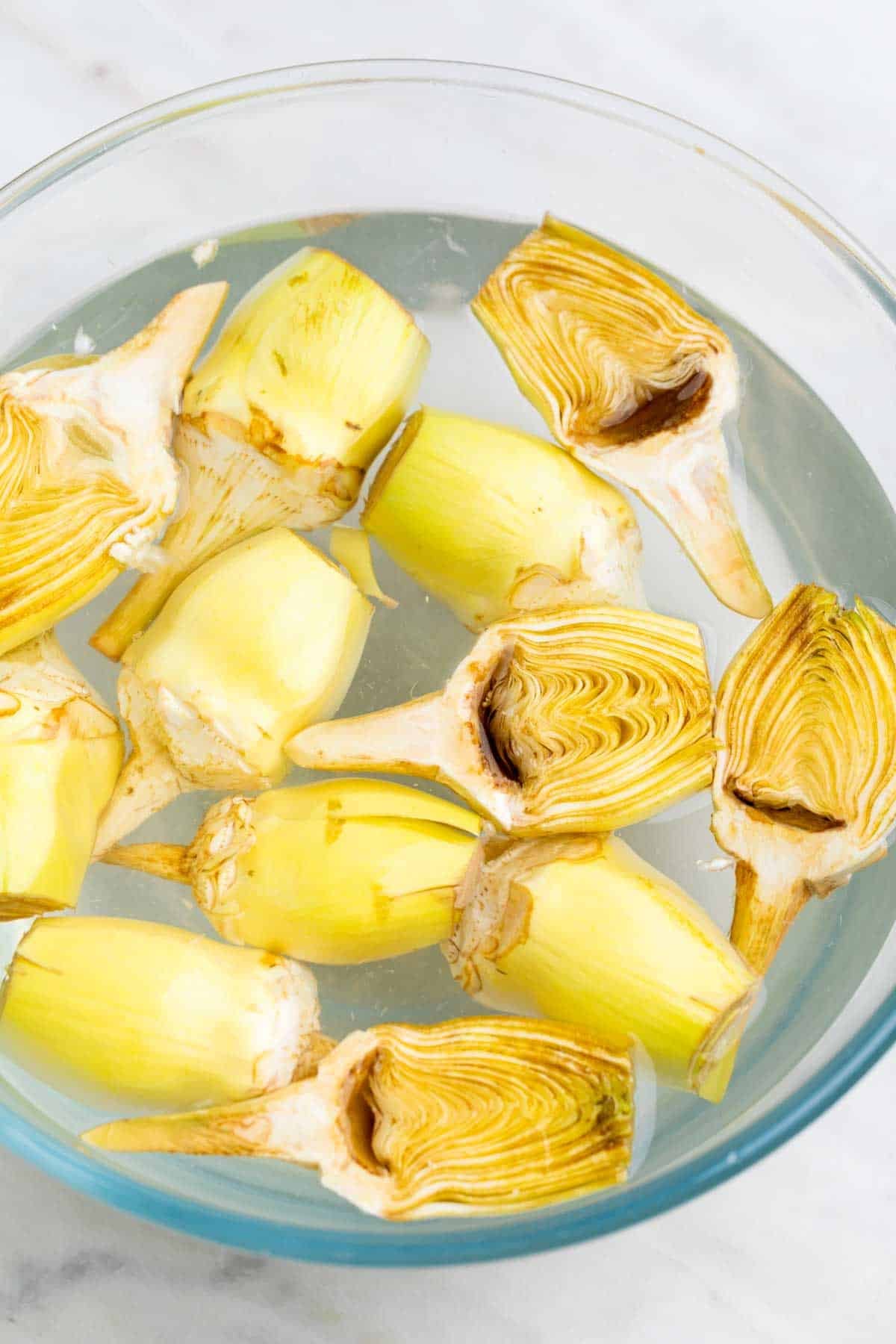 Alcachofas limpiar en un bol con agua y zumo de limón.