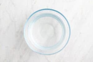 Bol con agua y zumo de limón.