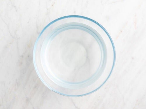 Bol con agua y zumo de limón.