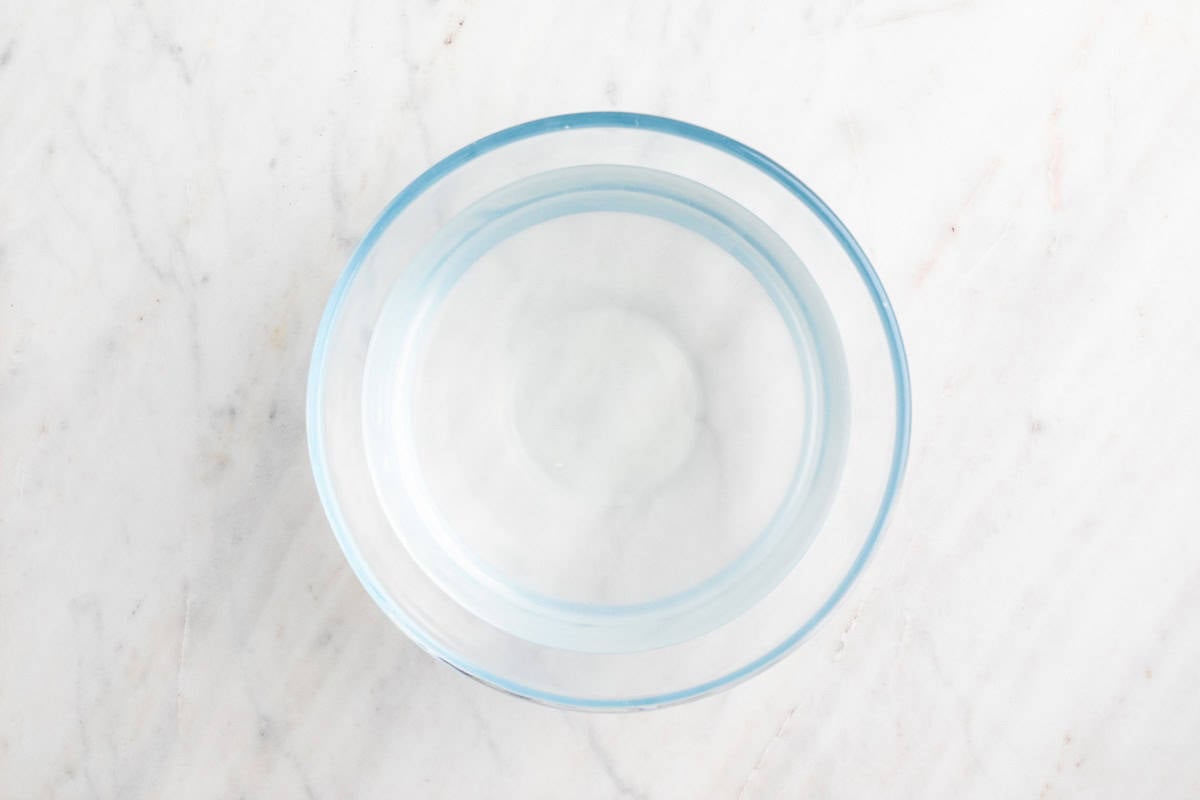 Bol con agua y zumo de limón.