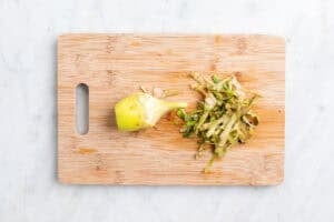 Alcachofa limpia por fuera sobre una tabla.