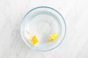 Alcachofa limpia y troceada en un bol con agua y zumo de limón.