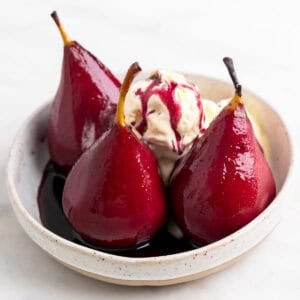 Helado con peras al vino en un plato.