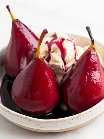 Helado con peras al vino en un plato.