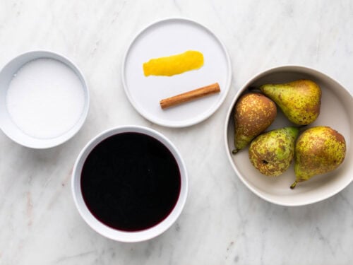 Ingredientes para hacer peras al vino.