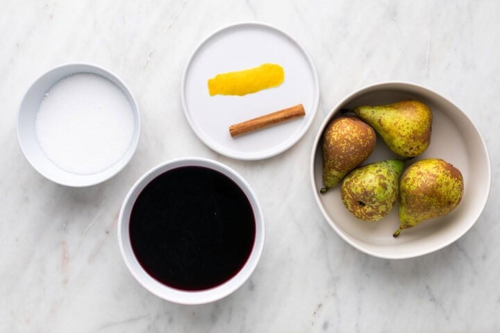 Ingredientes para hacer peras al vino.
