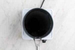 Vino y azúcar mezclados en un cazo.