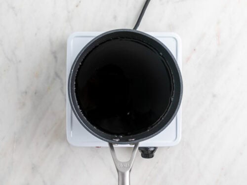 Vino y azúcar mezclados en un cazo.