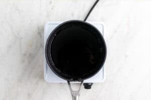 Almíbar en un cazo.