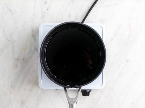 Almíbar en un cazo.