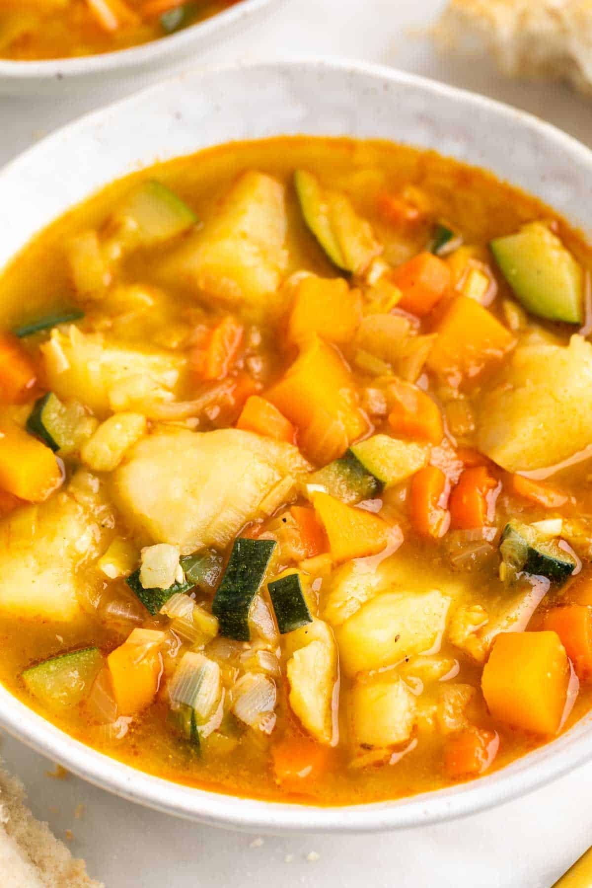 Bol de potaje de verduras con pan.