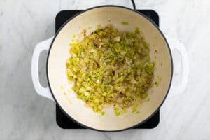 Cebolla, puerro y ajo salteados en una olla.