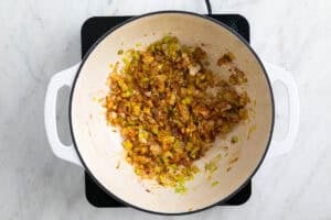 Verduras salteadas en una olla con pimentón.