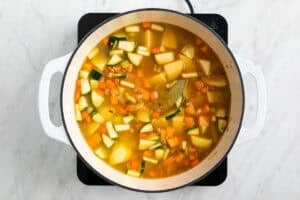 Ingredientes para hacer potaje de verduras en una olla antes de cocinar.