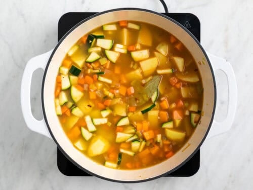 Ingredientes para hacer potaje de verduras en una olla antes de cocinar.
