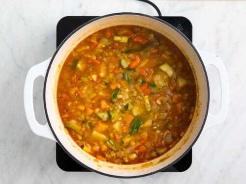 Potaje de verduras cocinado en una olla.
