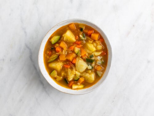 Potaje de verduras servido en un plato.