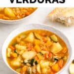 Potaje de verduras en boles con pan y una cuchara.