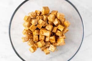 Tofu marinándose en un bol.