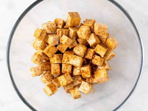 Tofu marinándose en un bol.