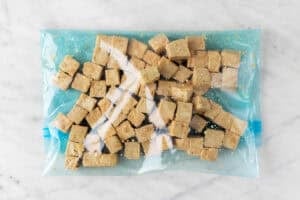 Tofu rebozado en una bolsa de congelación.