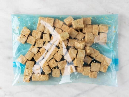 Tofu rebozado en una bolsa de congelación.
