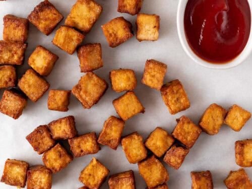 Tofu cocinado en freidora de aire con exterior crujiente y ketchup.