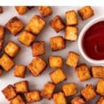 Tofu cocinado en freidora de aire acompañado de ketchup.