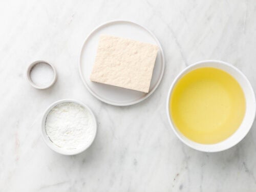 Ingredientes para hacer tofu frito.