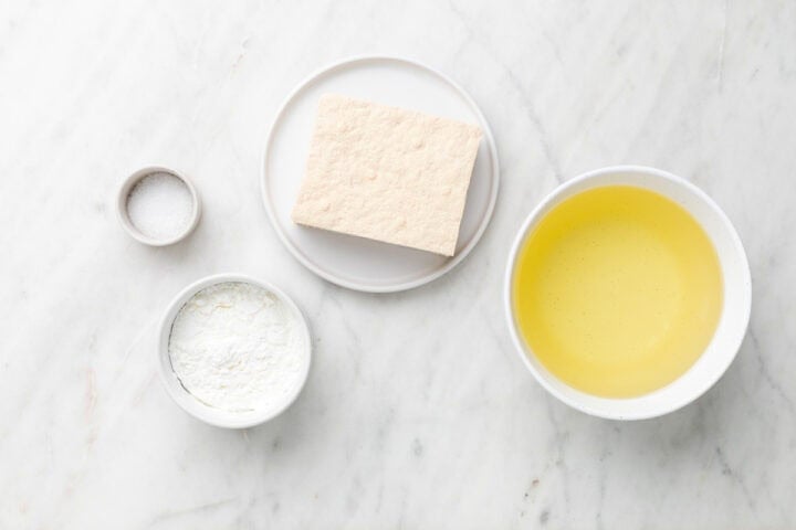 Ingredientes para hacer tofu frito.