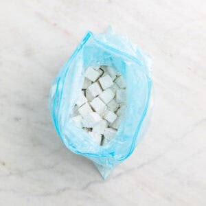 Dados de tofu rebozados en una bolsa de congelación.