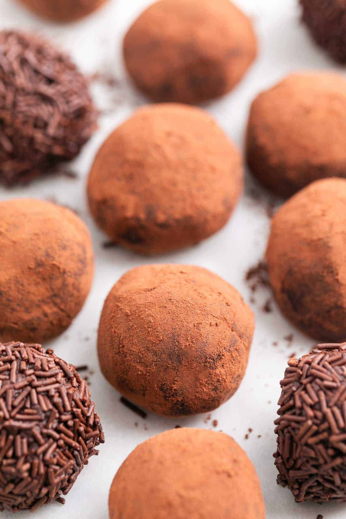Trufas de chocolate caseras, unas rebozadas en cacao y otras con fideos de chocolate.