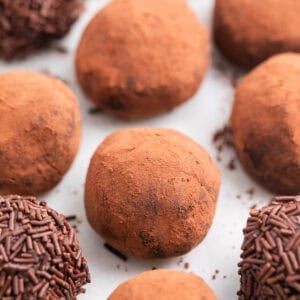 Trufas de chocolate con dos acabados, cacao en polvo y fideos de chocolate.