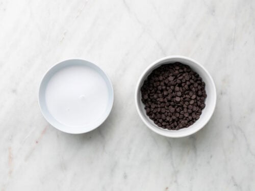 Ingredientes para hacer trufas de chocolate.