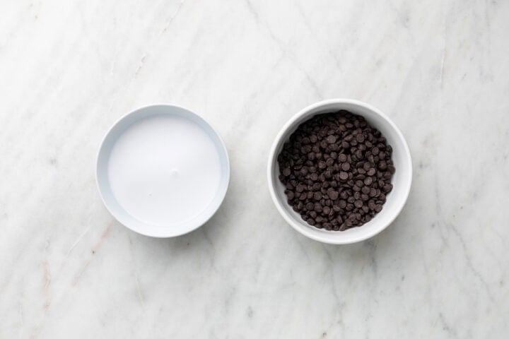 Ingredientes para hacer trufas de chocolate.