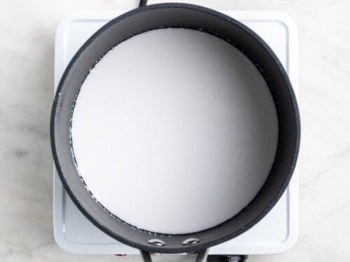 Leche de coco calentándose en un cazo.