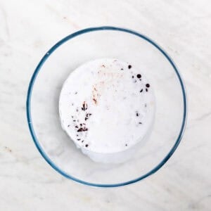 Leche de coco caliente y pepitas de chocolate en un bol.