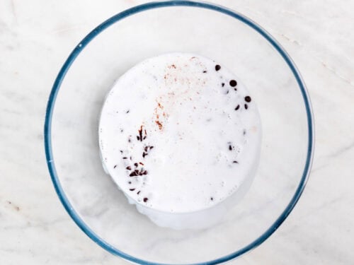 Leche de coco caliente y pepitas de chocolate en un bol.